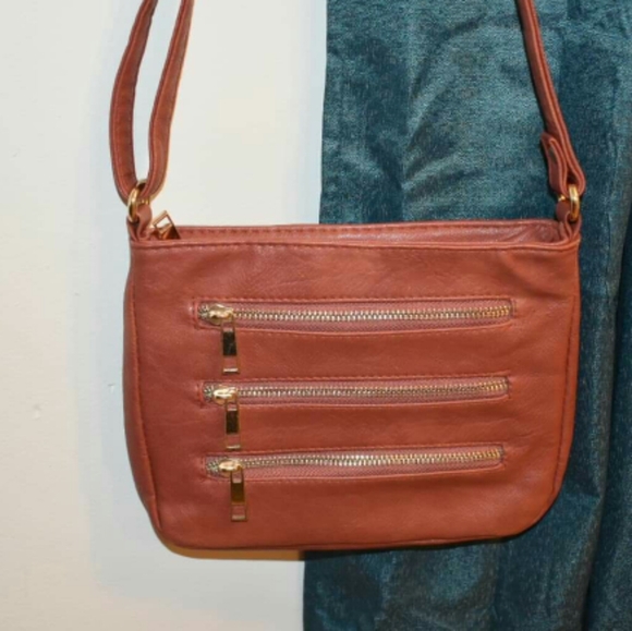 RUE 21 SLING BAG - Picture 2 of 7